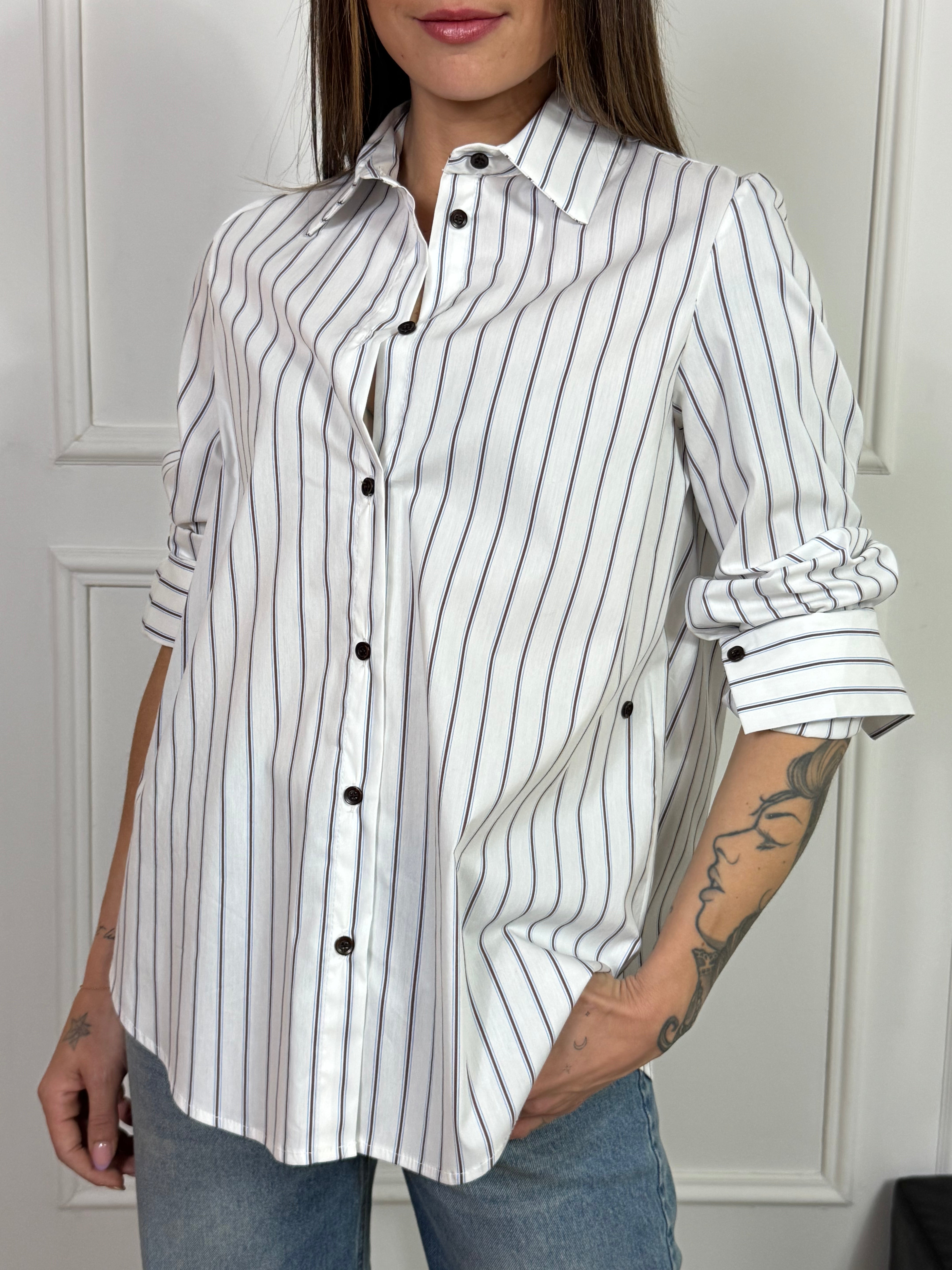Camicia a righine verticali Kikisix con ripresa laterale bottone