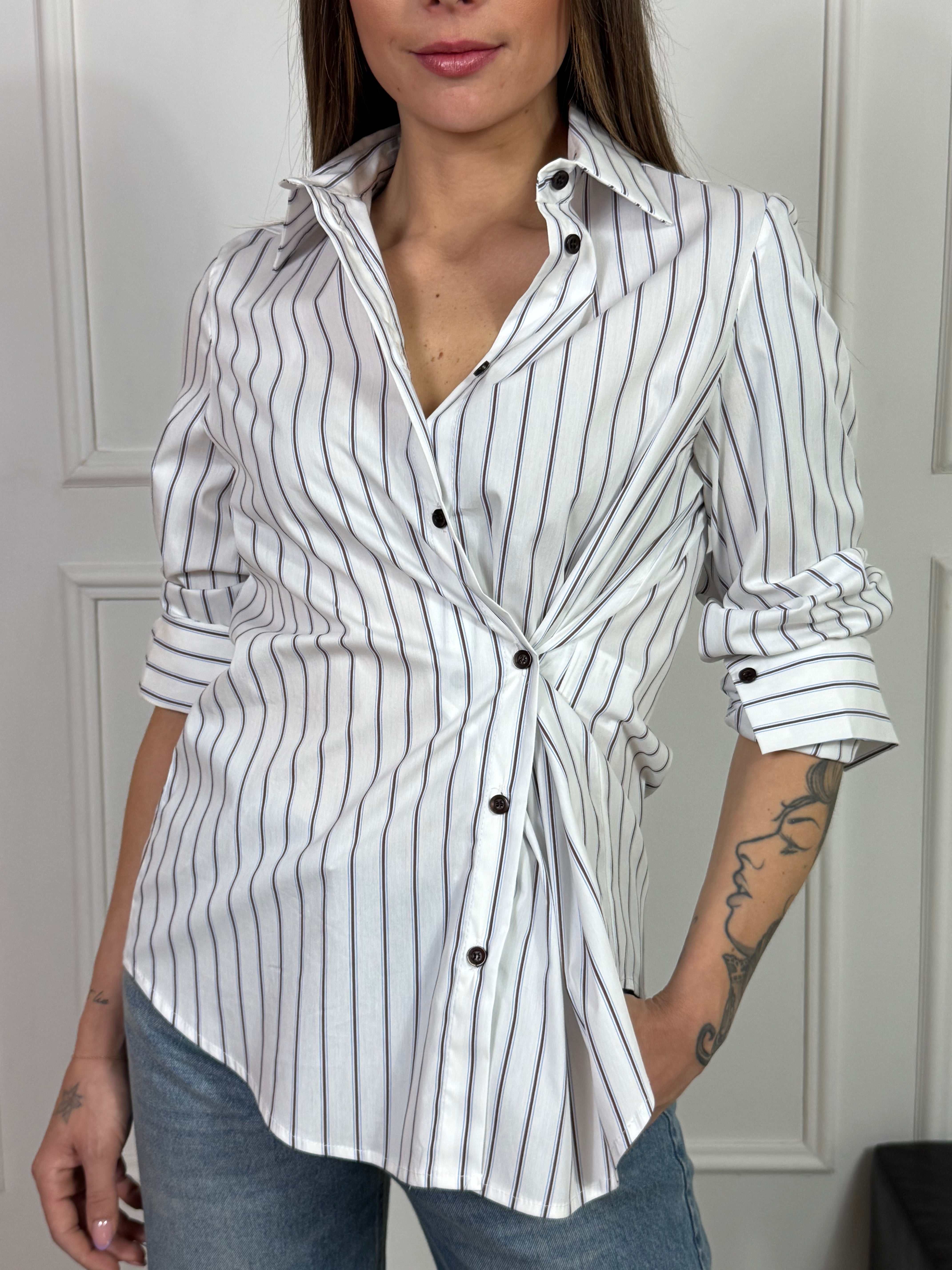 Camicia a righine verticali Kikisix con ripresa laterale bottone