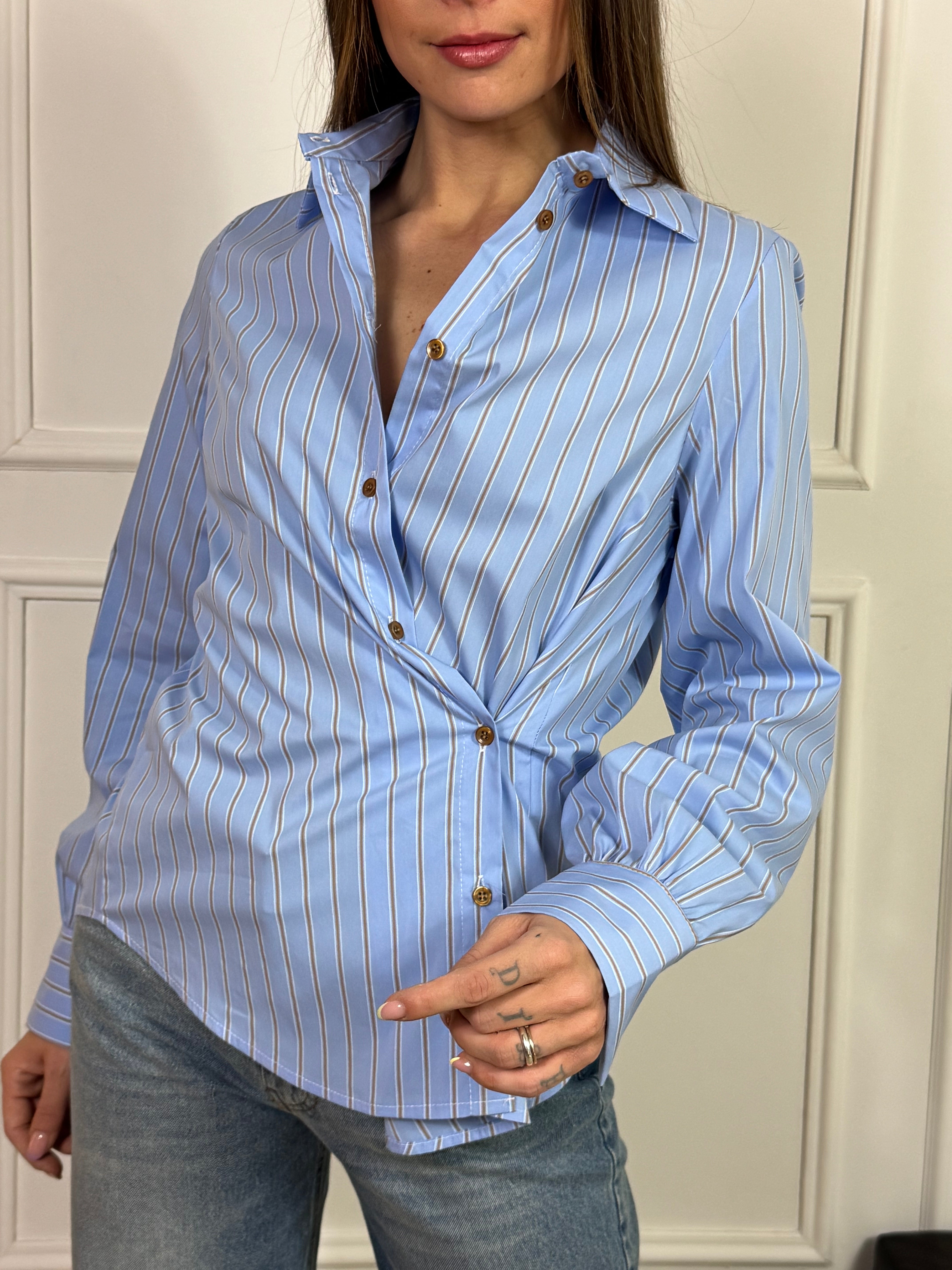 Camicia a righine verticali Kikisix con ripresa laterale bottone
