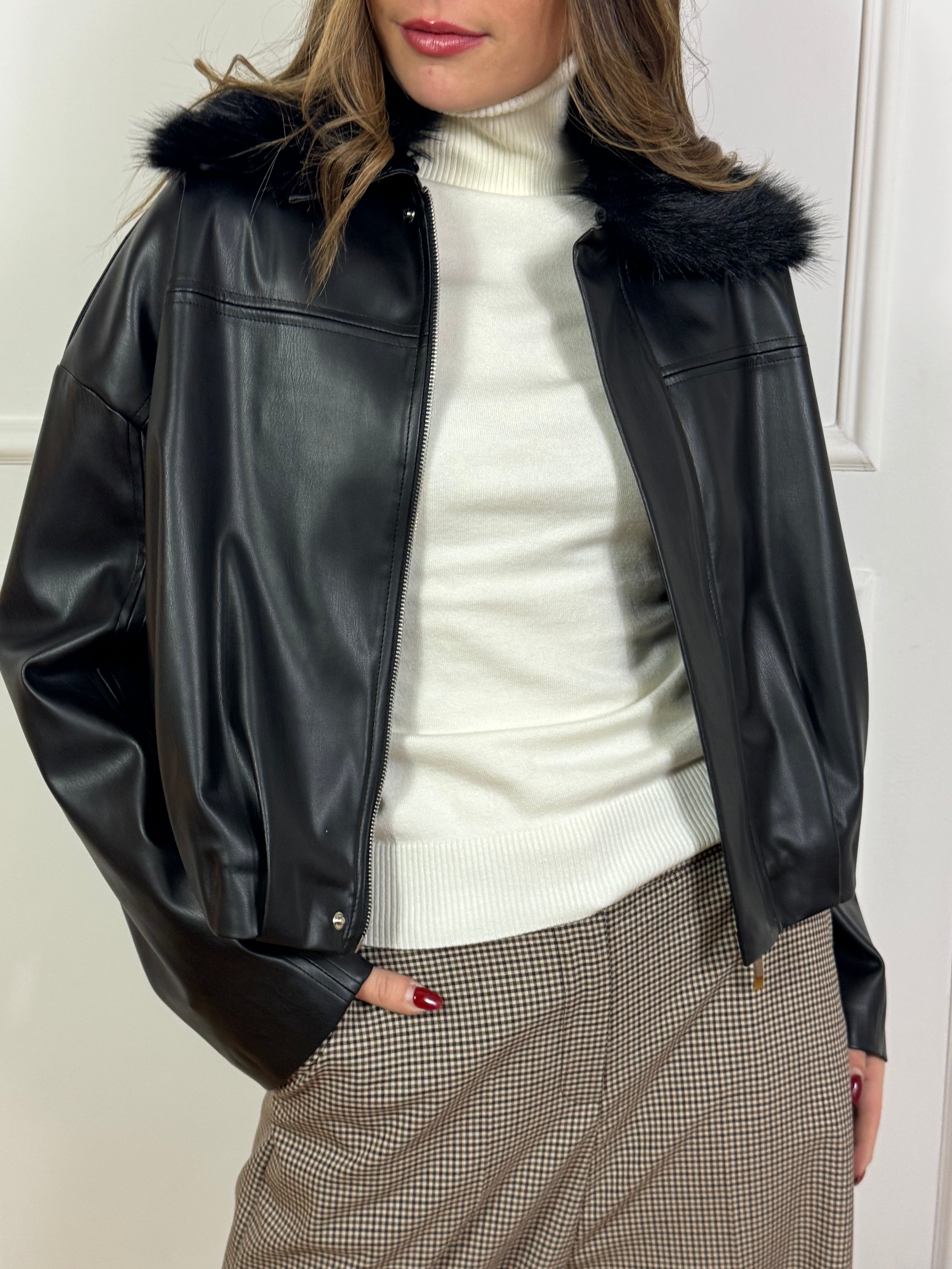 Giacca bomber in ecopelle Susy Mix con colletto in ecopelliccia removibile