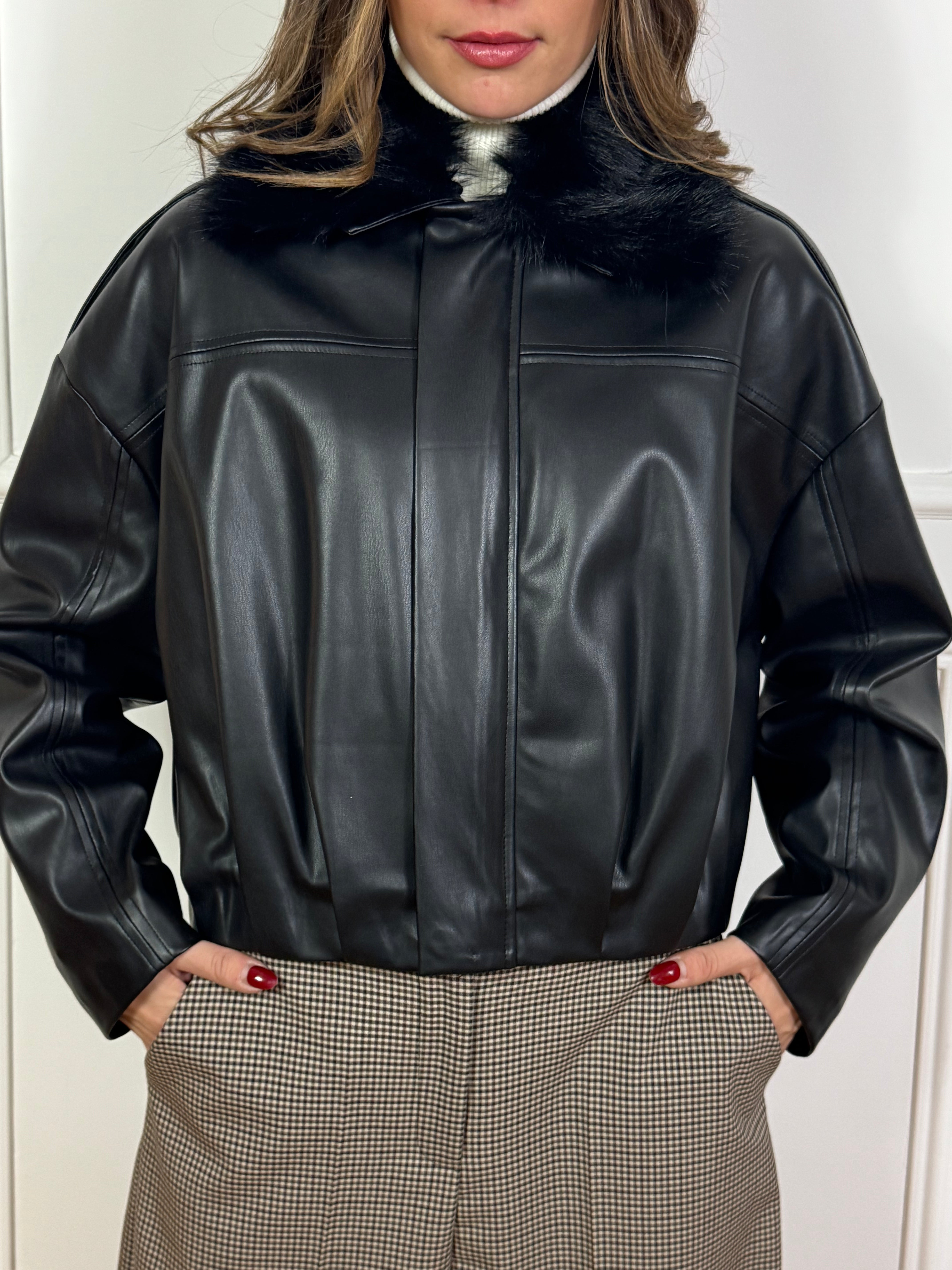 Giacca bomber in ecopelle Susy Mix con colletto in ecopelliccia removibile