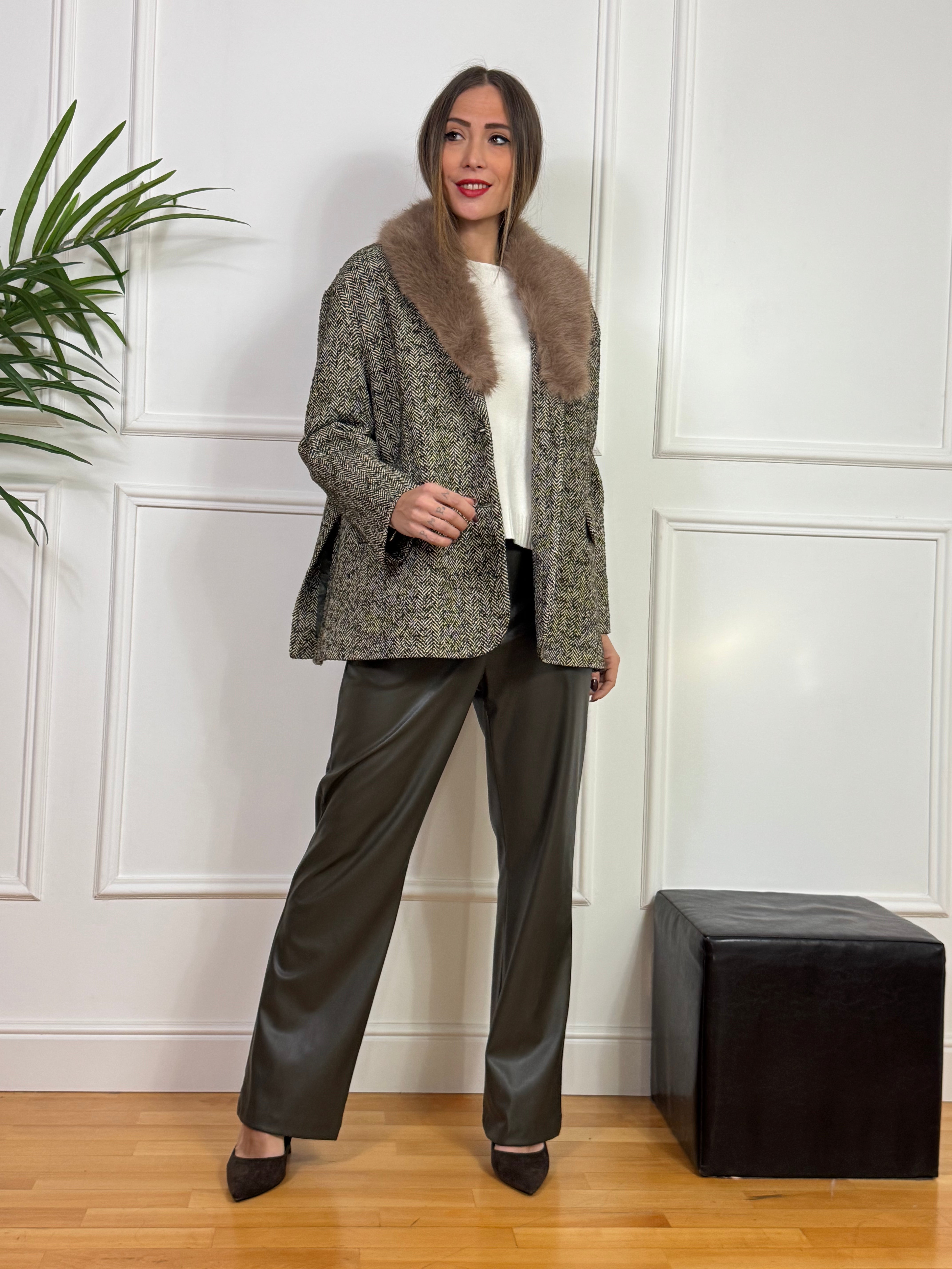 Cappotto CORTO OVER Susy Mix fantasia spinata con collo in ecopelliccia