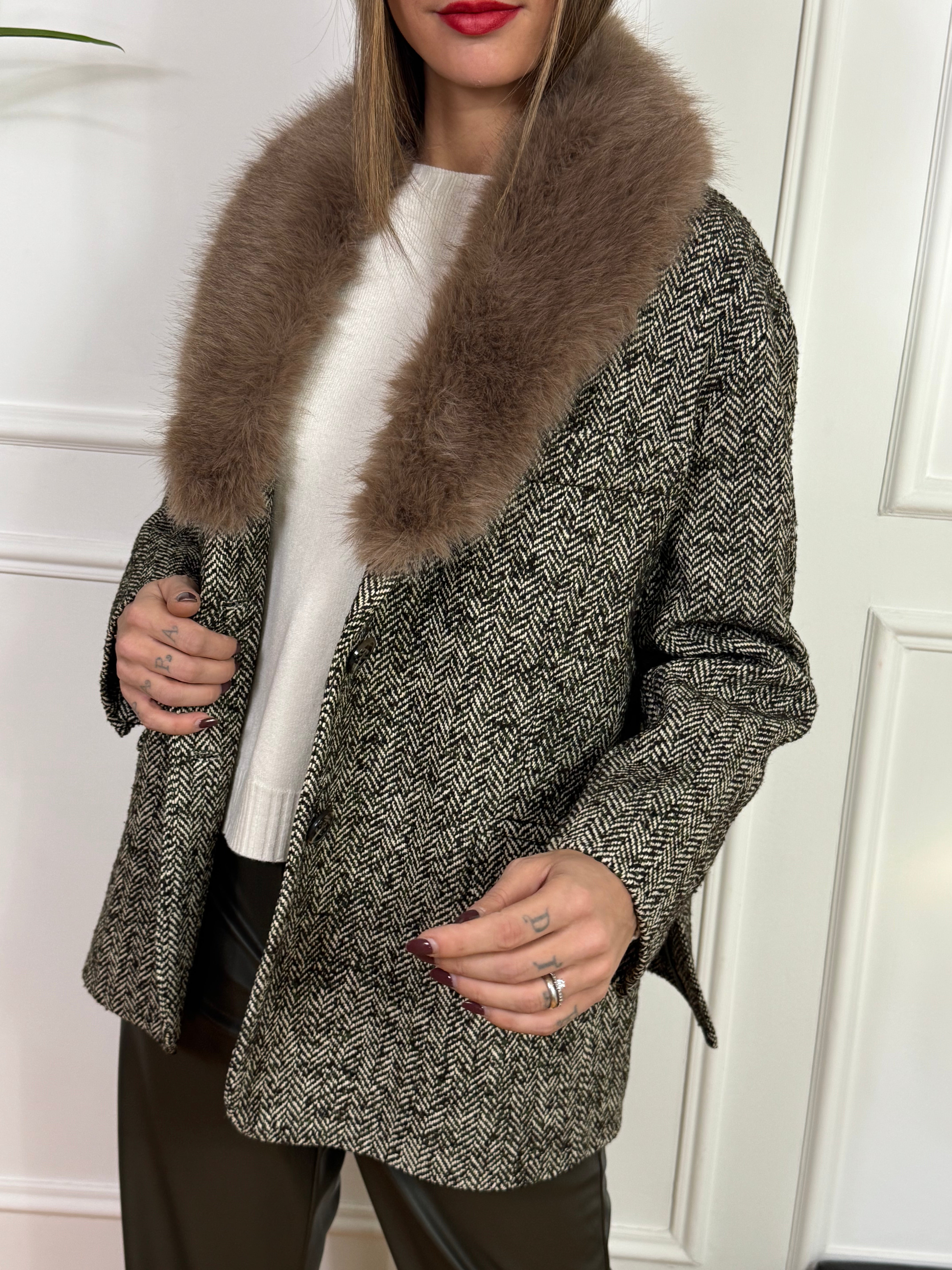 Cappotto CORTO OVER Susy Mix fantasia spinata con collo in ecopelliccia