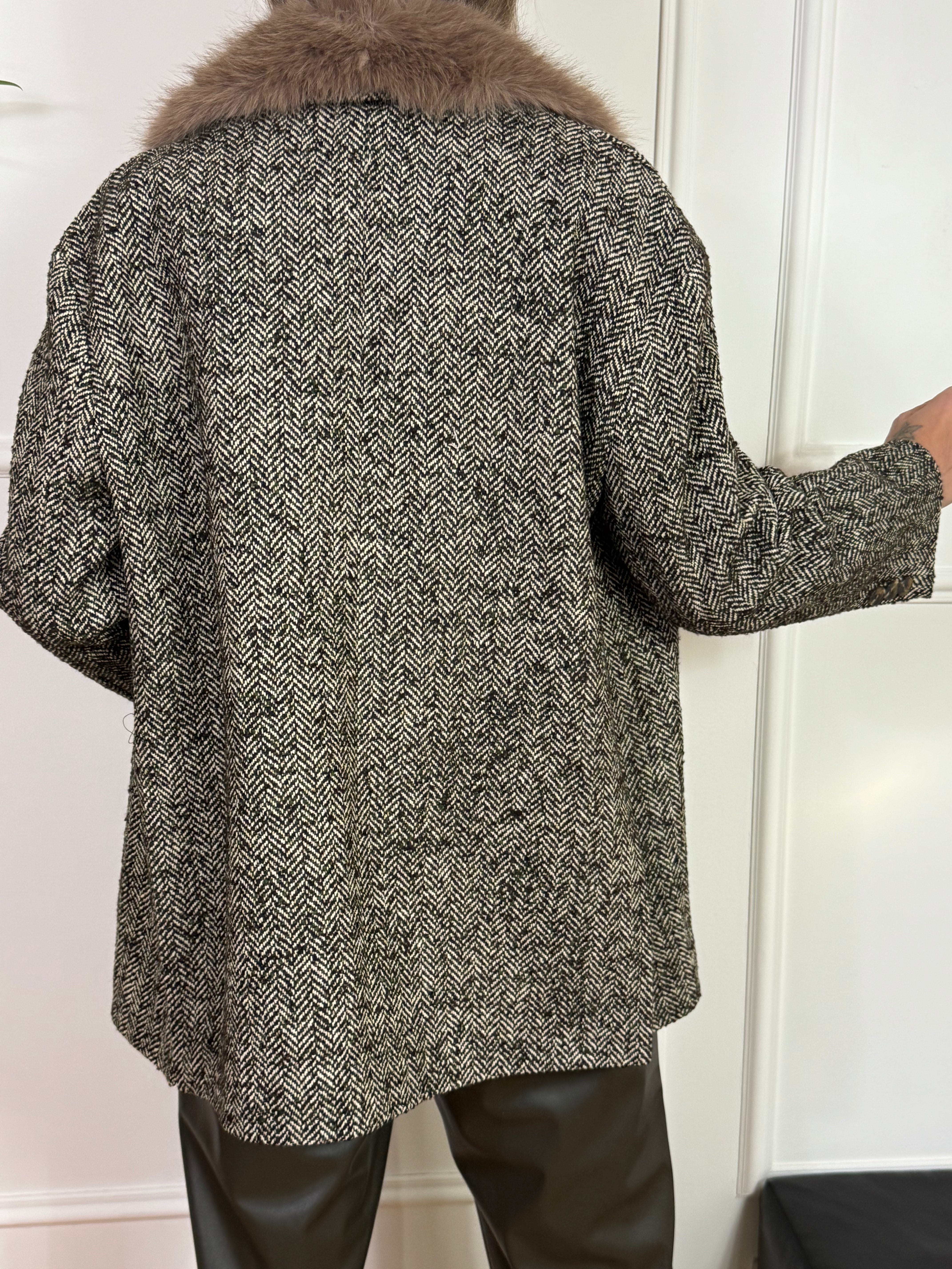 Cappotto CORTO OVER Susy Mix fantasia spinata con collo in ecopelliccia