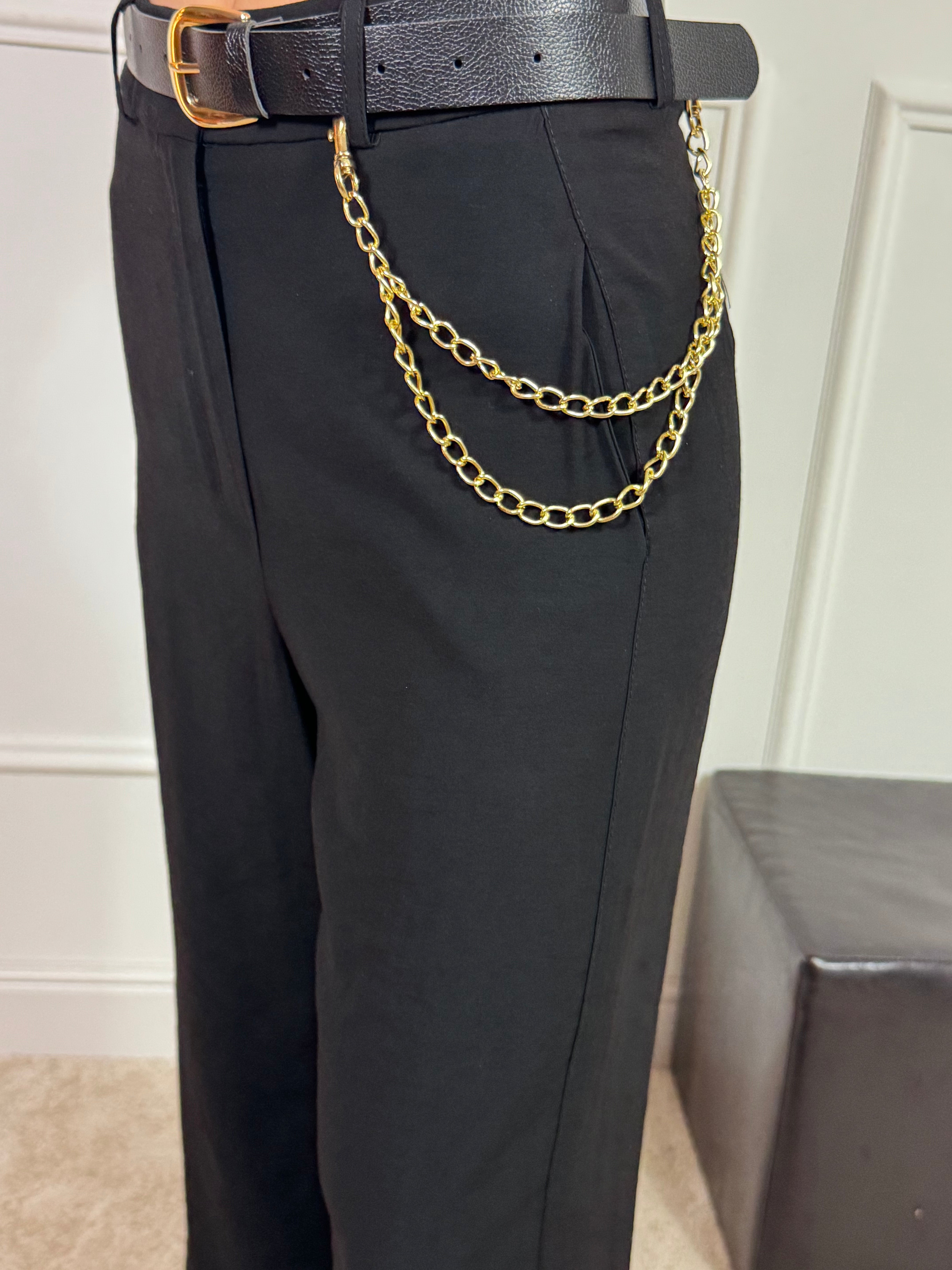 Pantalone ampio Have One con cintura e catena
