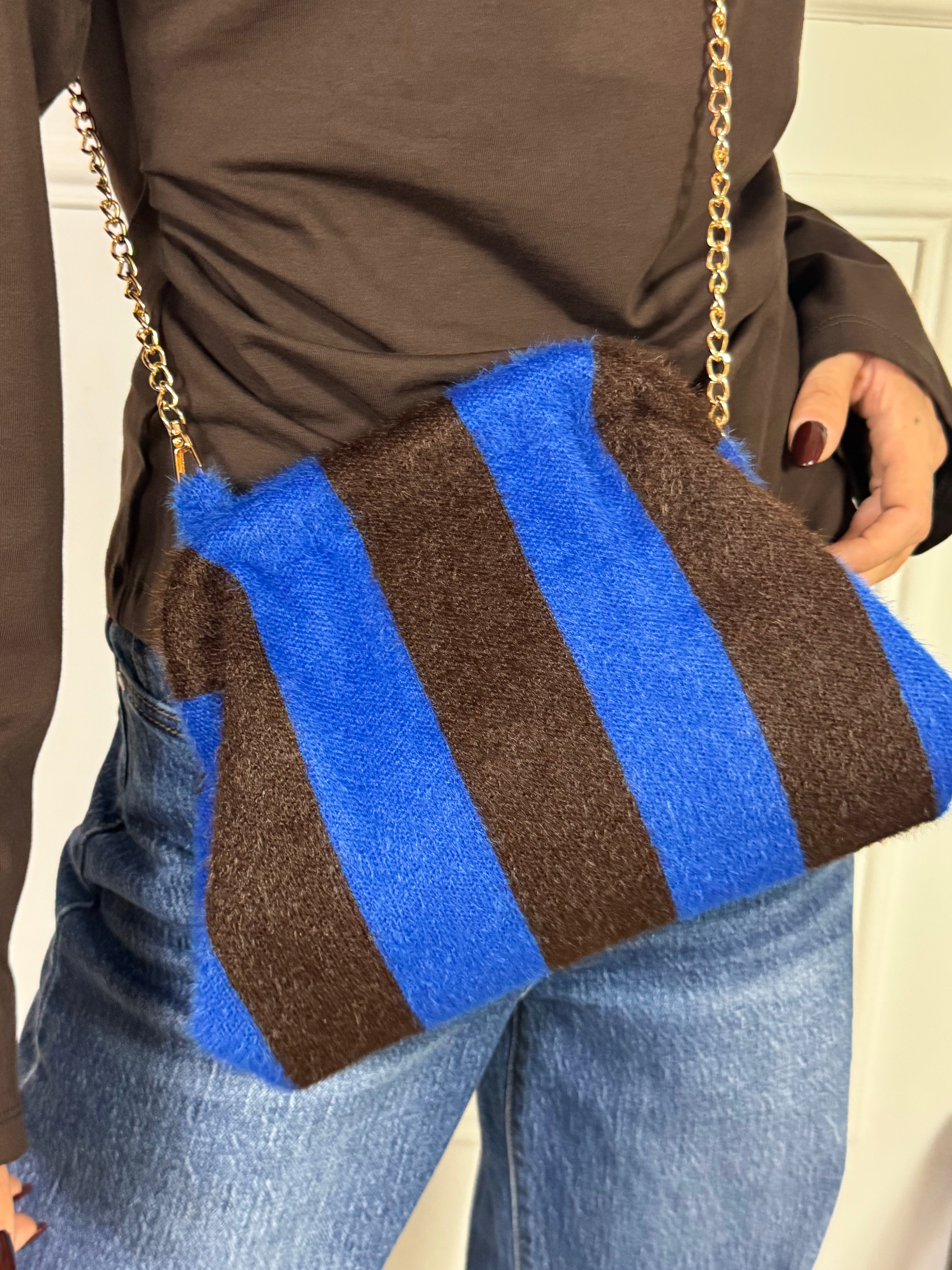 Borsa clutch pelosina a righe