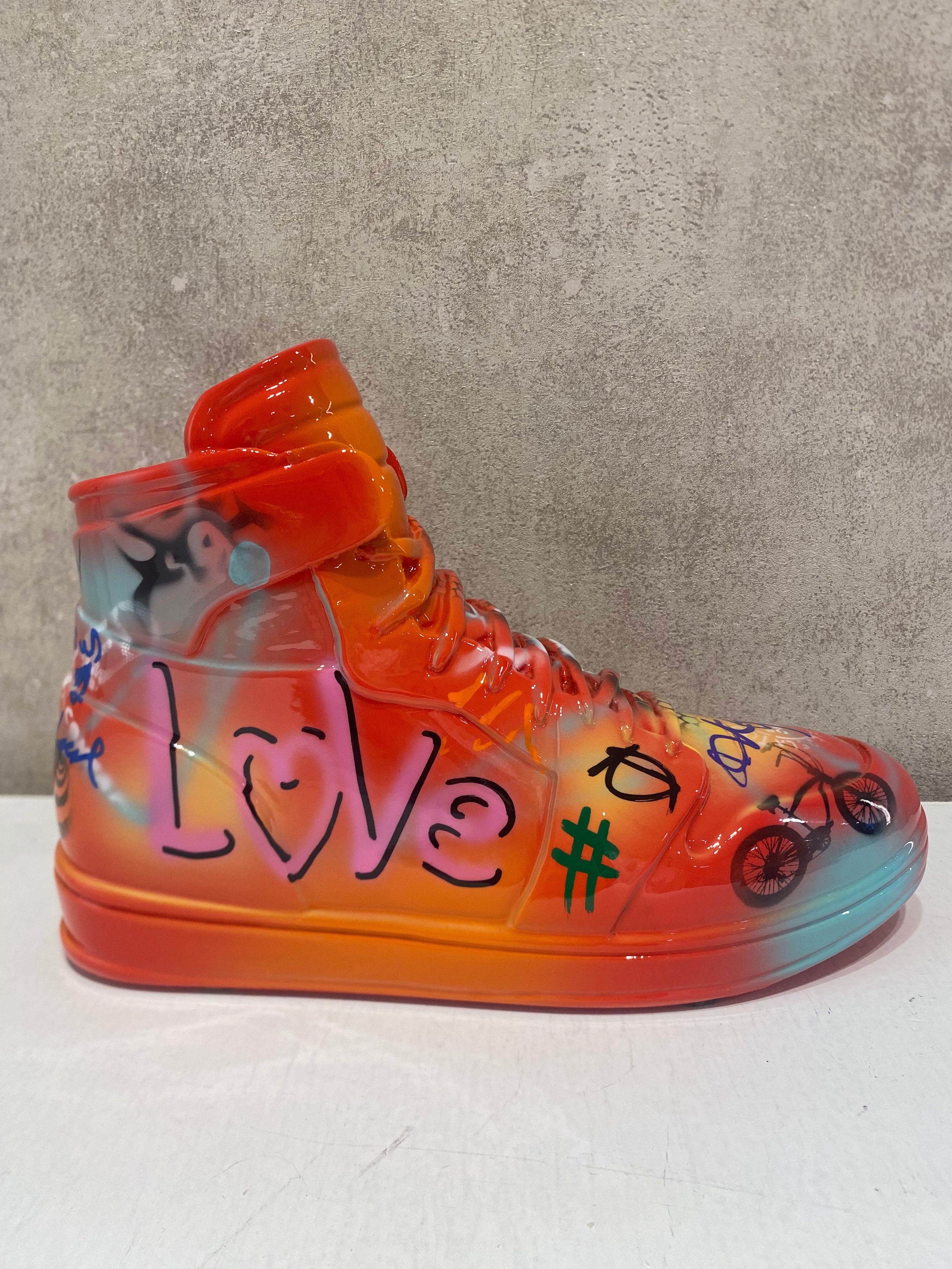 Scultura SNEAKER LOVE arancio