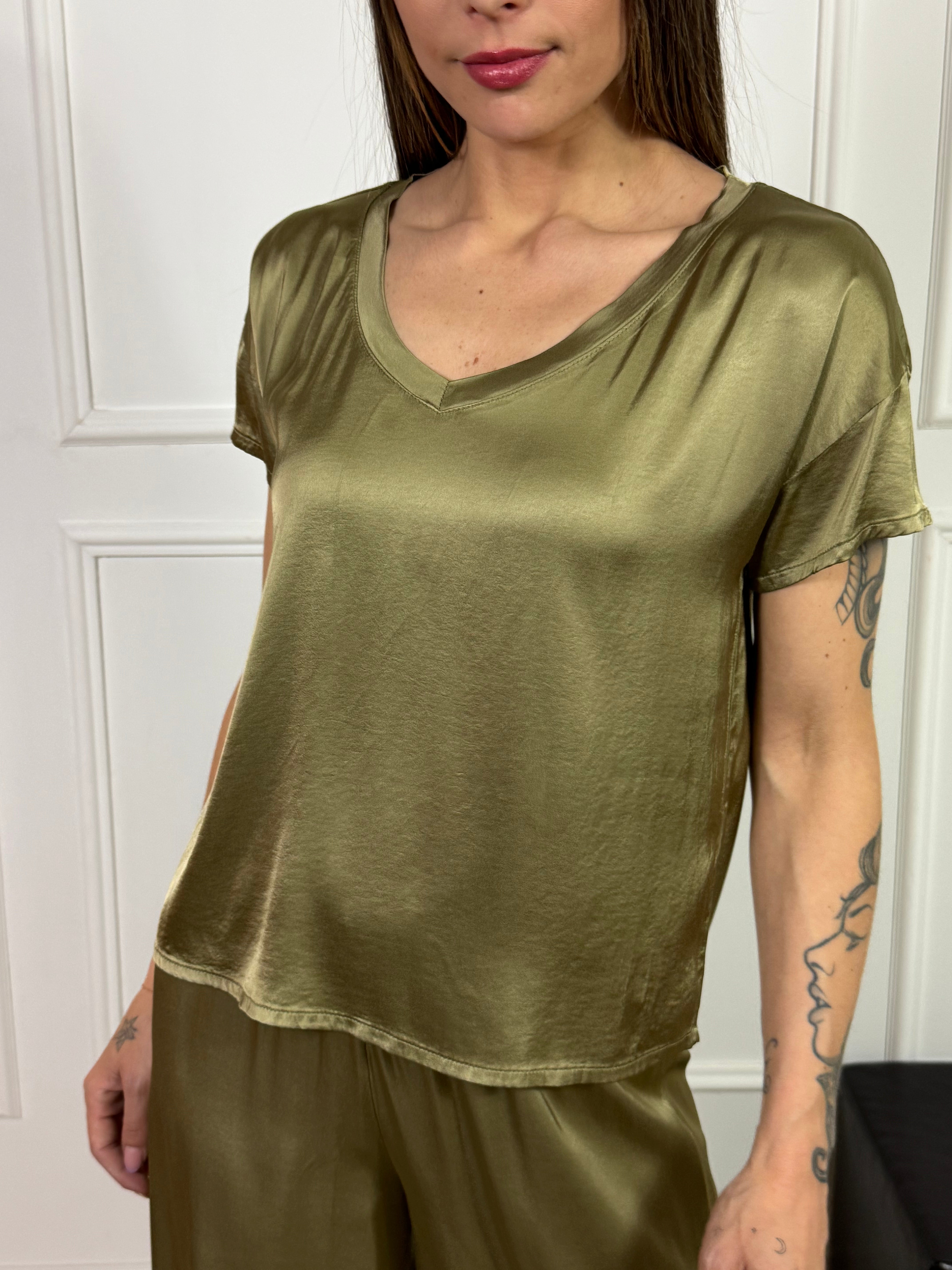 T-shirt blusa scollo V in raso HAVE ONE