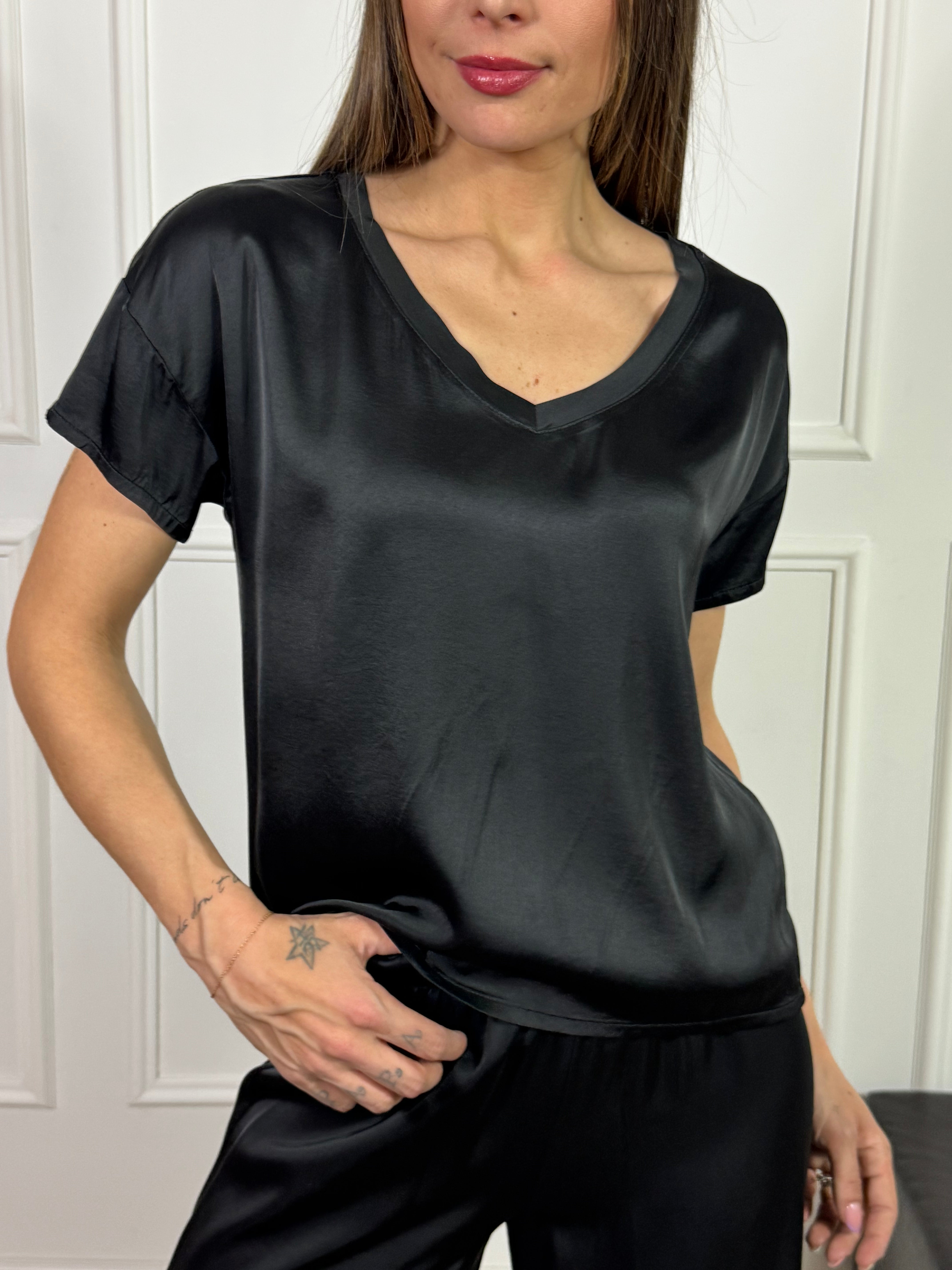 T-shirt blusa scollo V in raso HAVE ONE