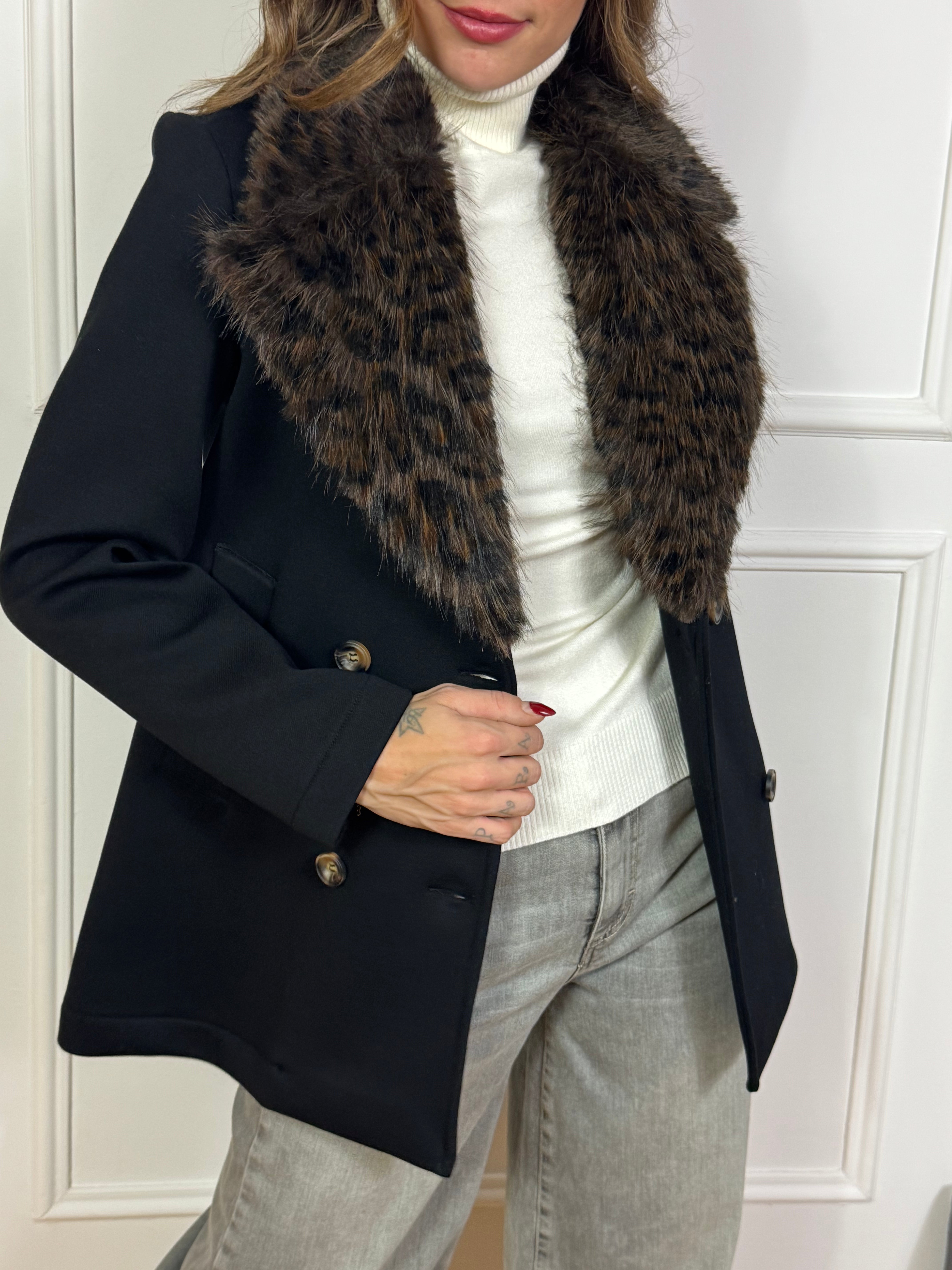 Cappotto in tessuto tecnico Motel con collo ecopelliccia