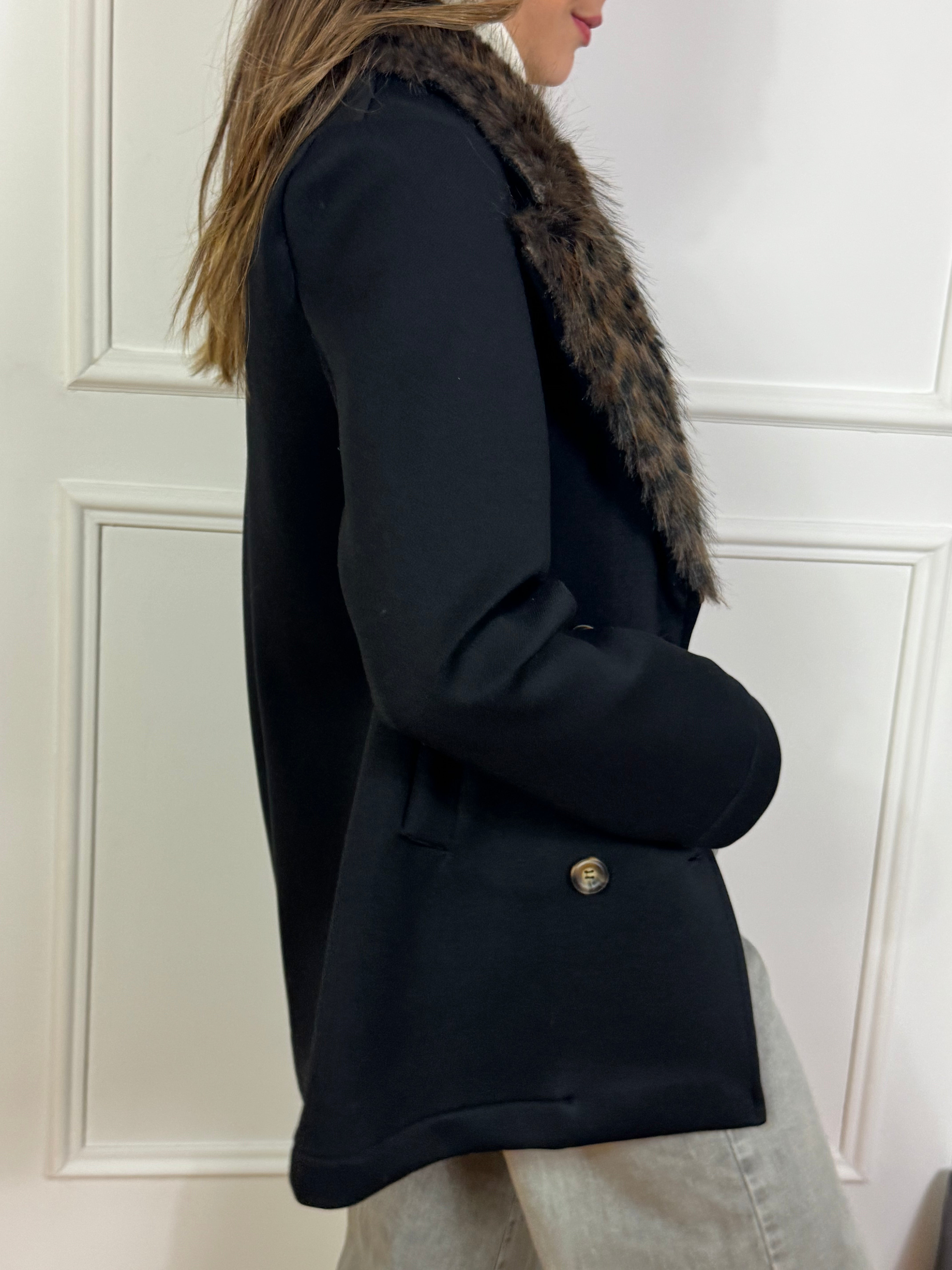 Cappotto in tessuto tecnico Motel con collo ecopelliccia