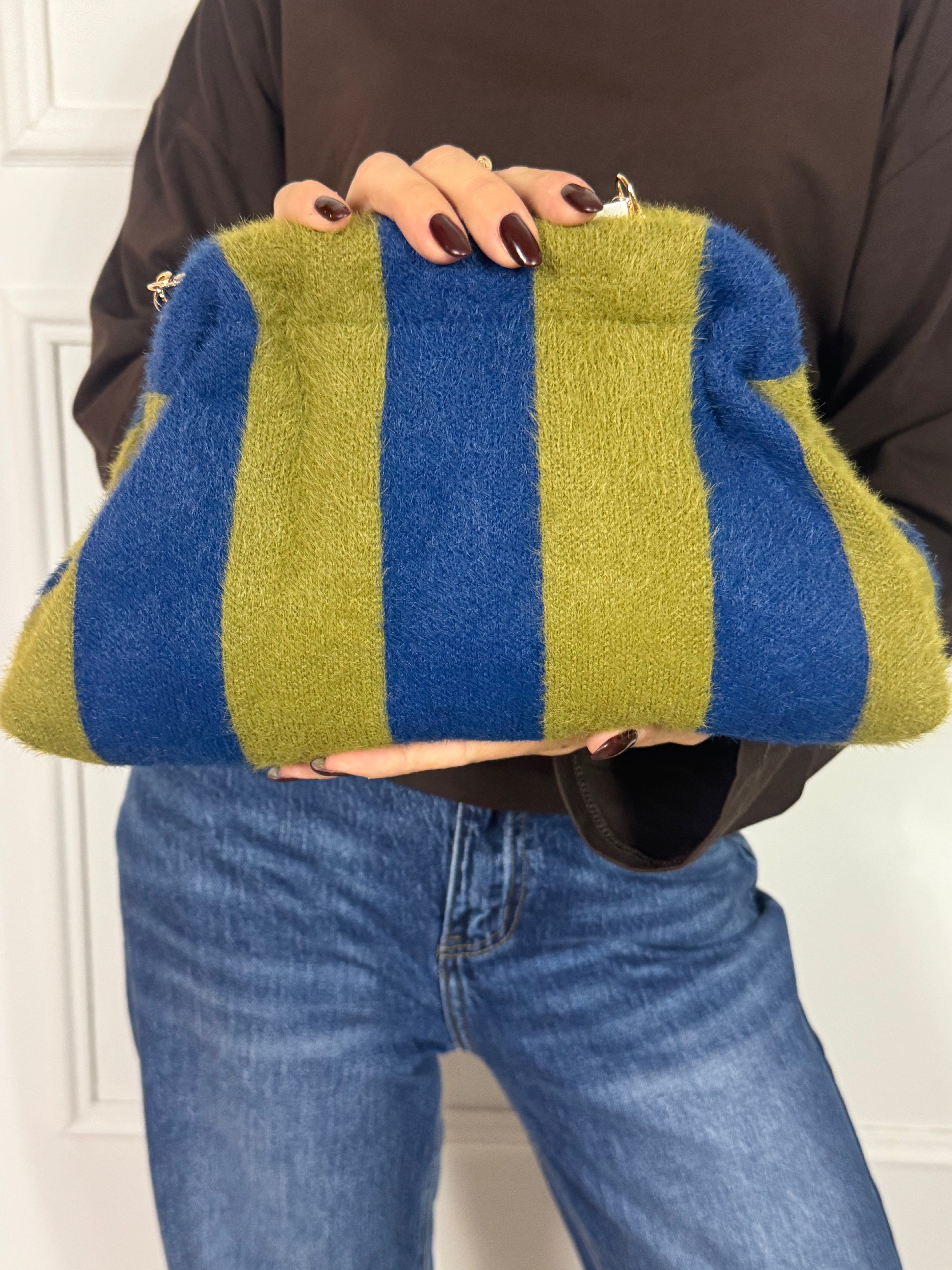 Borsa clutch pelosina a righe