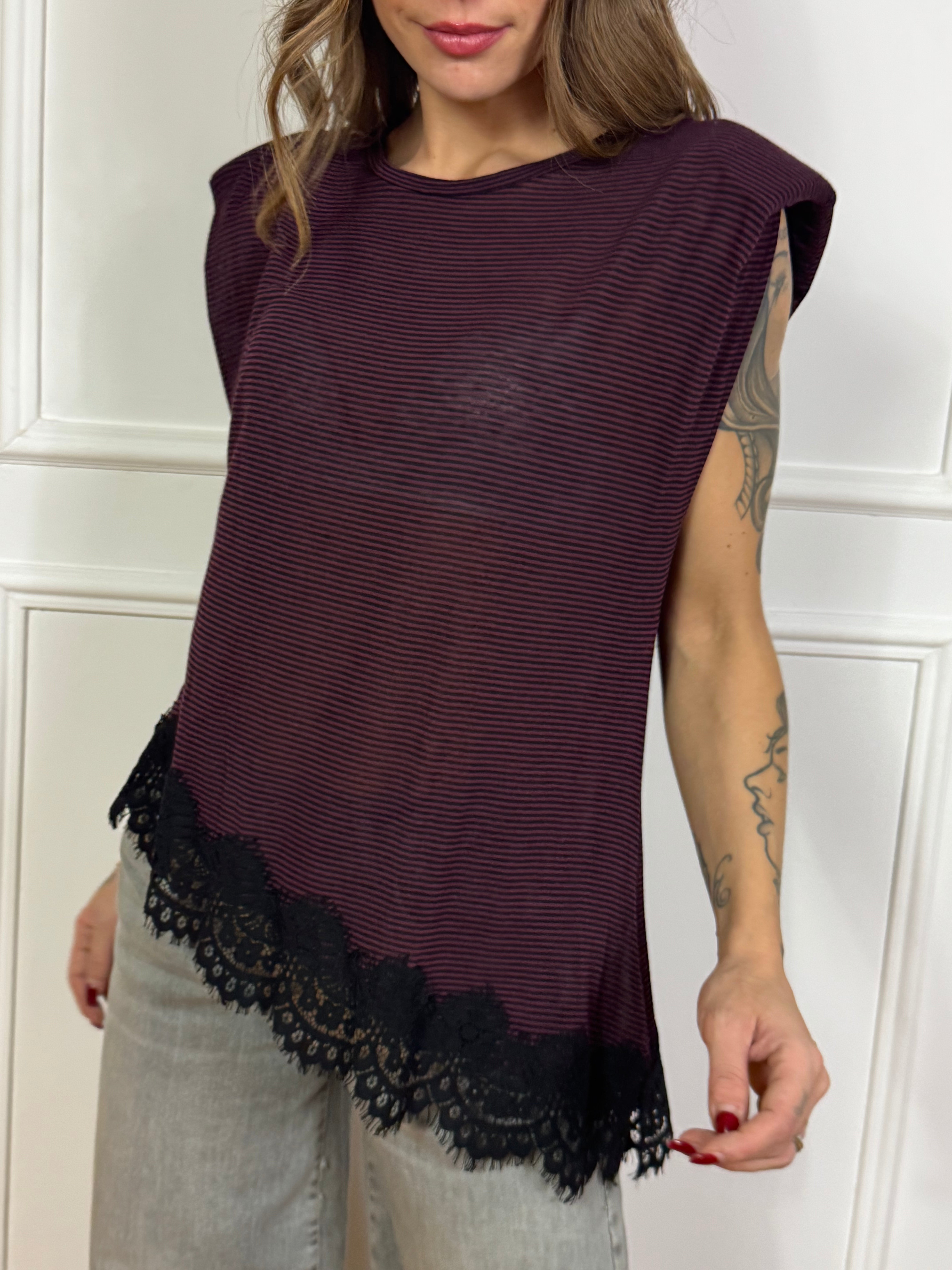 Maglia smanicata asimmetrica Motel righine con pizzo