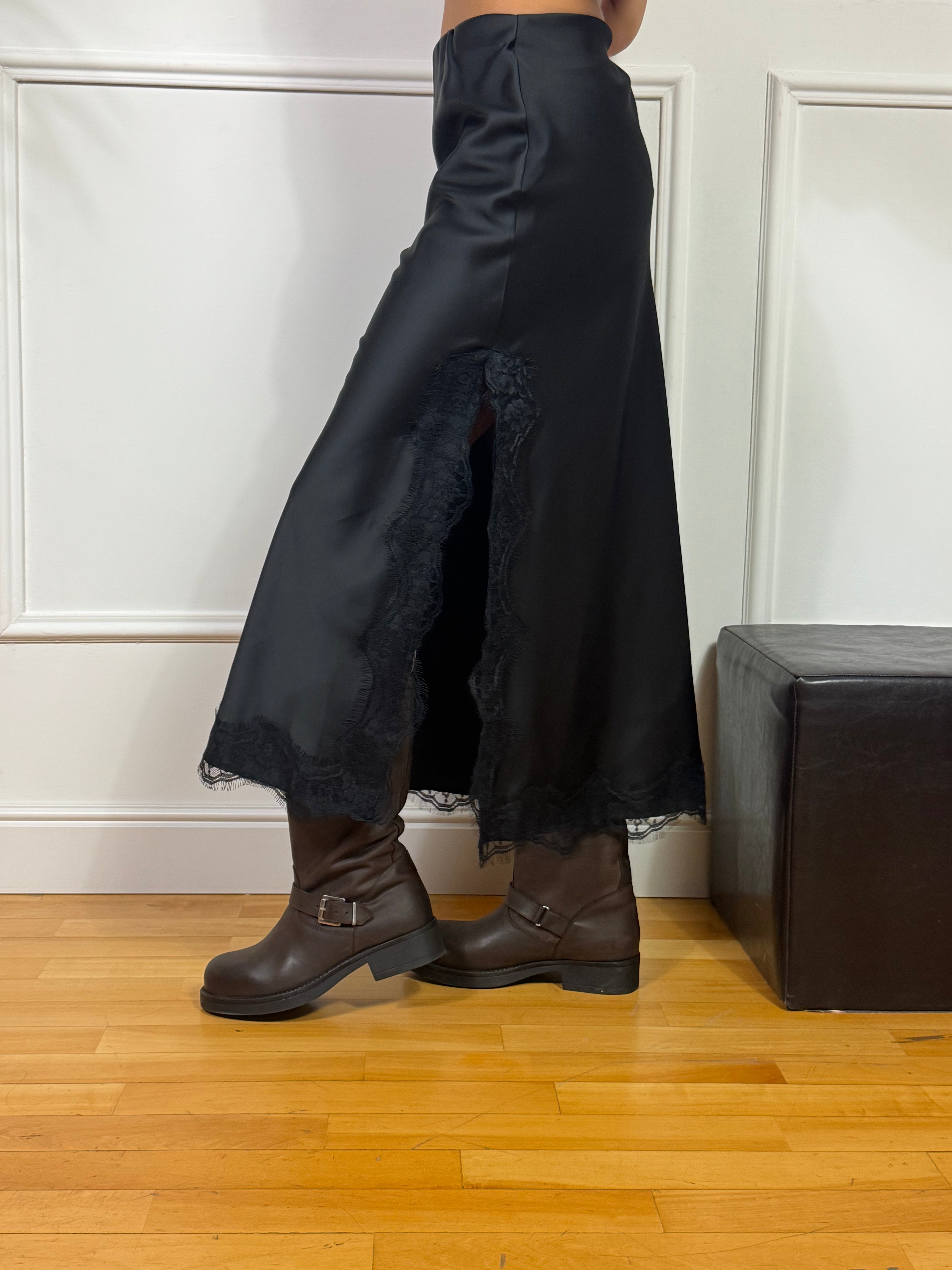 Gonna con pizzo Kikisix in raso sostenuto