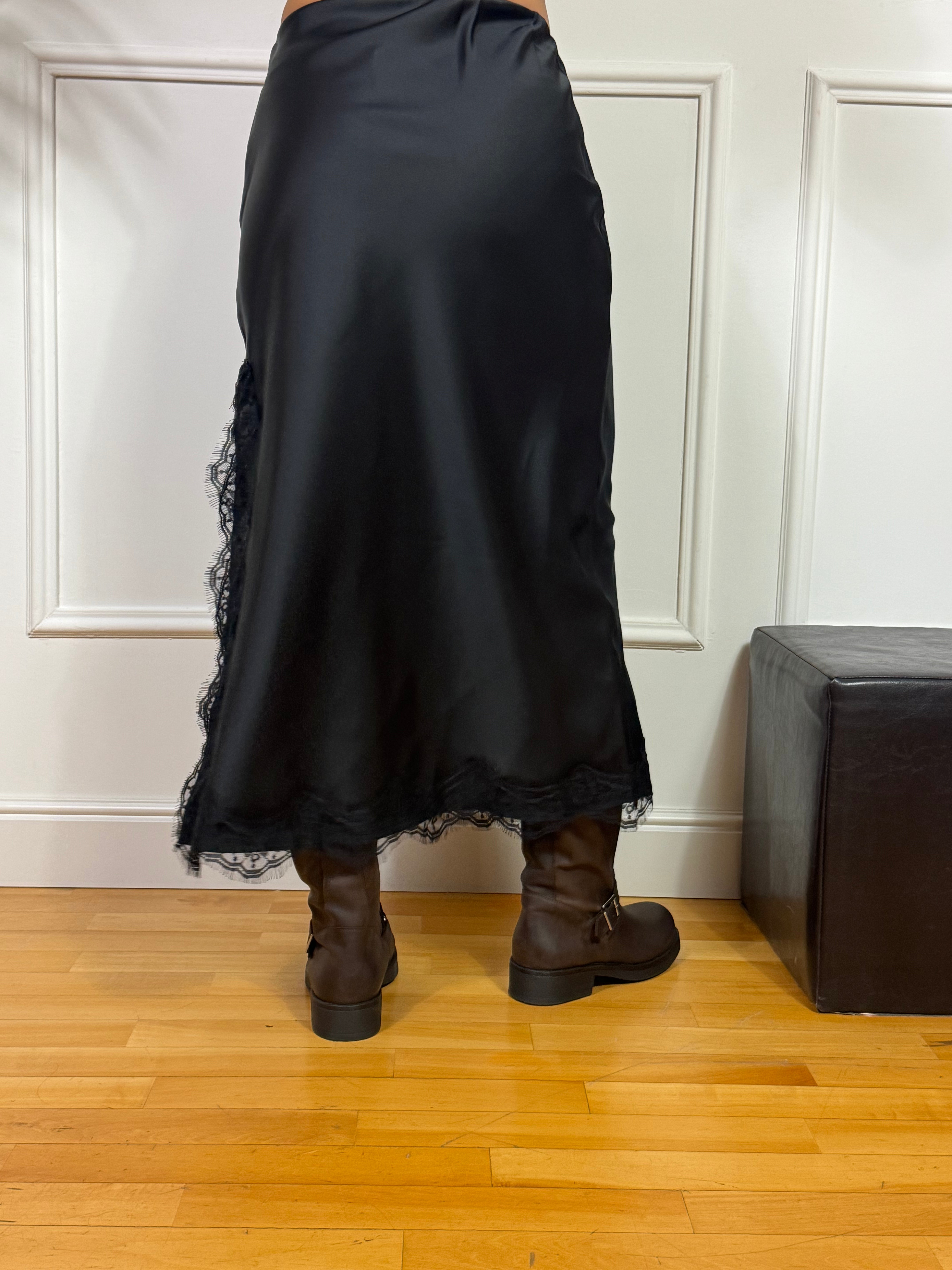 Gonna con pizzo Kikisix in raso sostenuto