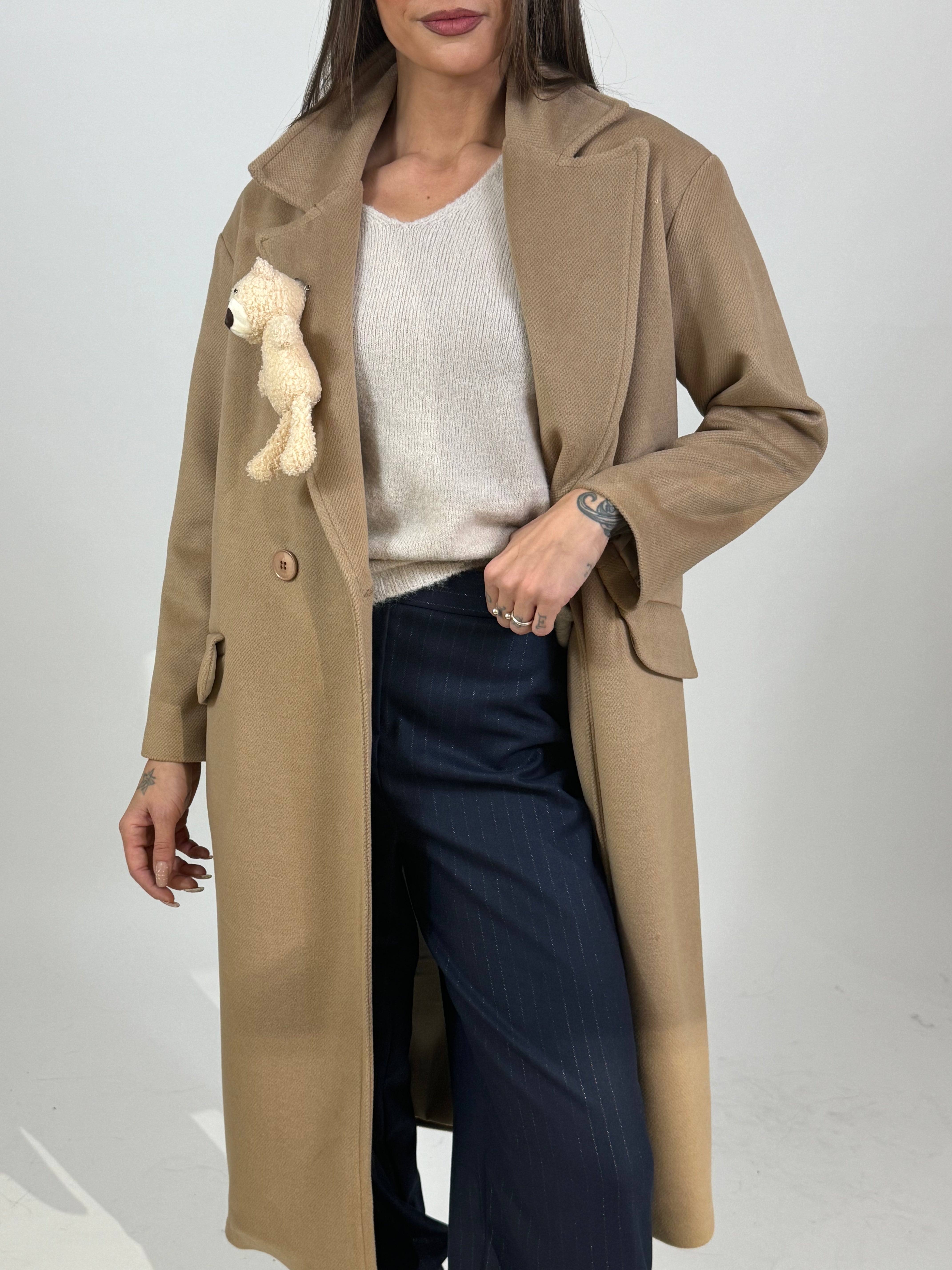 Cappotto Kikisix LUNGO OVER DOPPIOPETTO con spilla orsetto