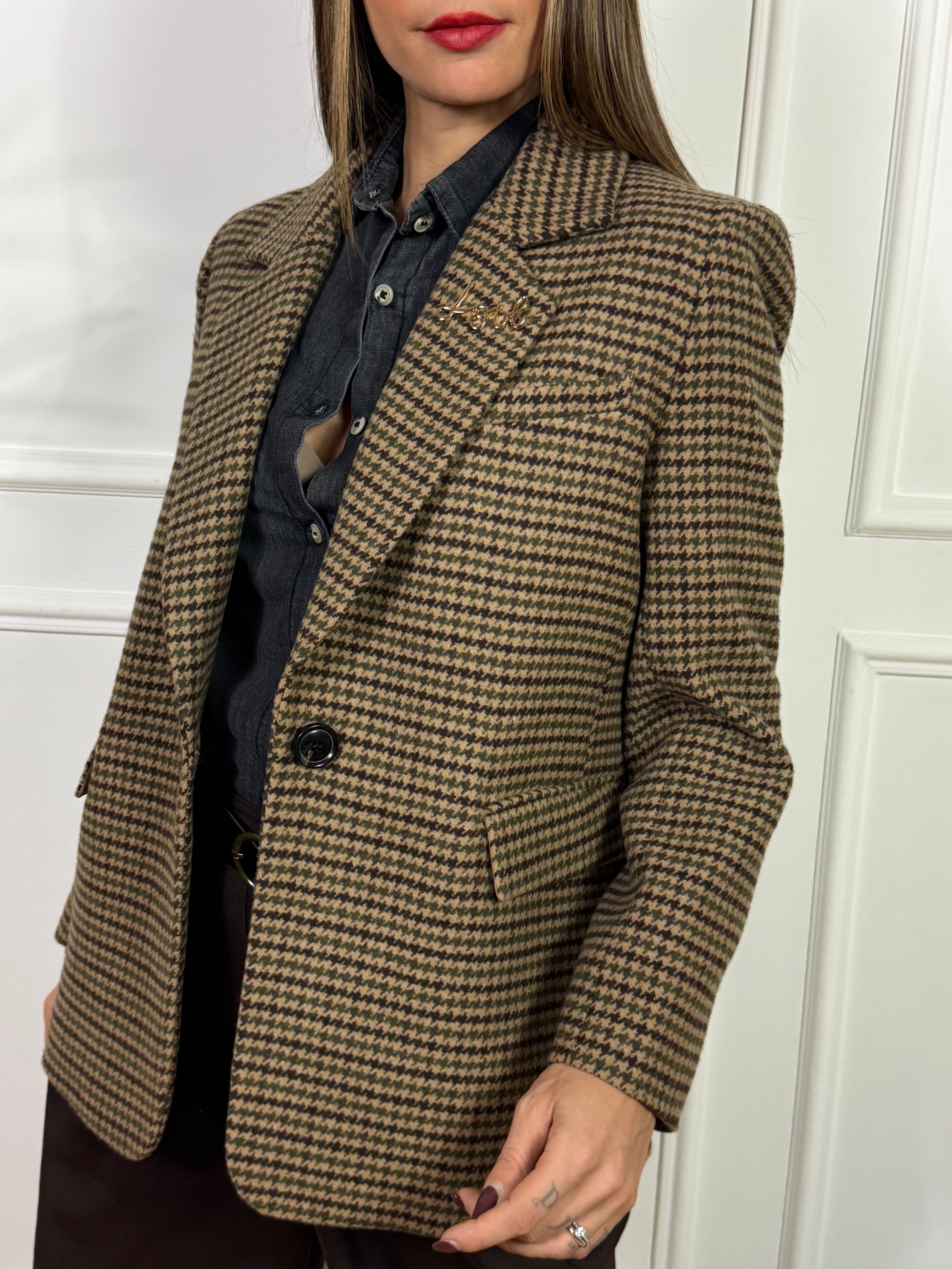 Giacca monopetto Kikisix con spilla LOVE