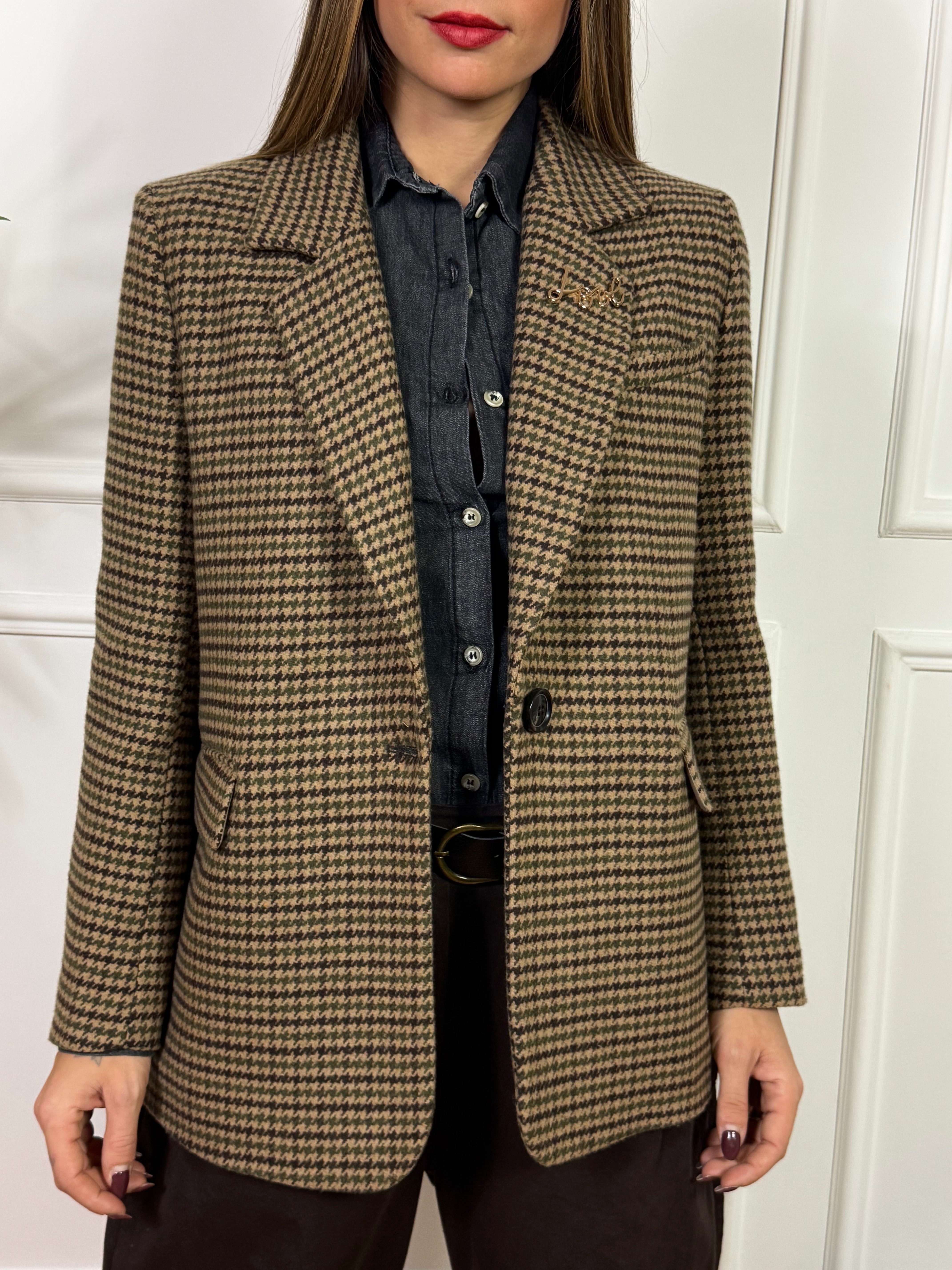 Giacca monopetto Kikisix con spilla LOVE