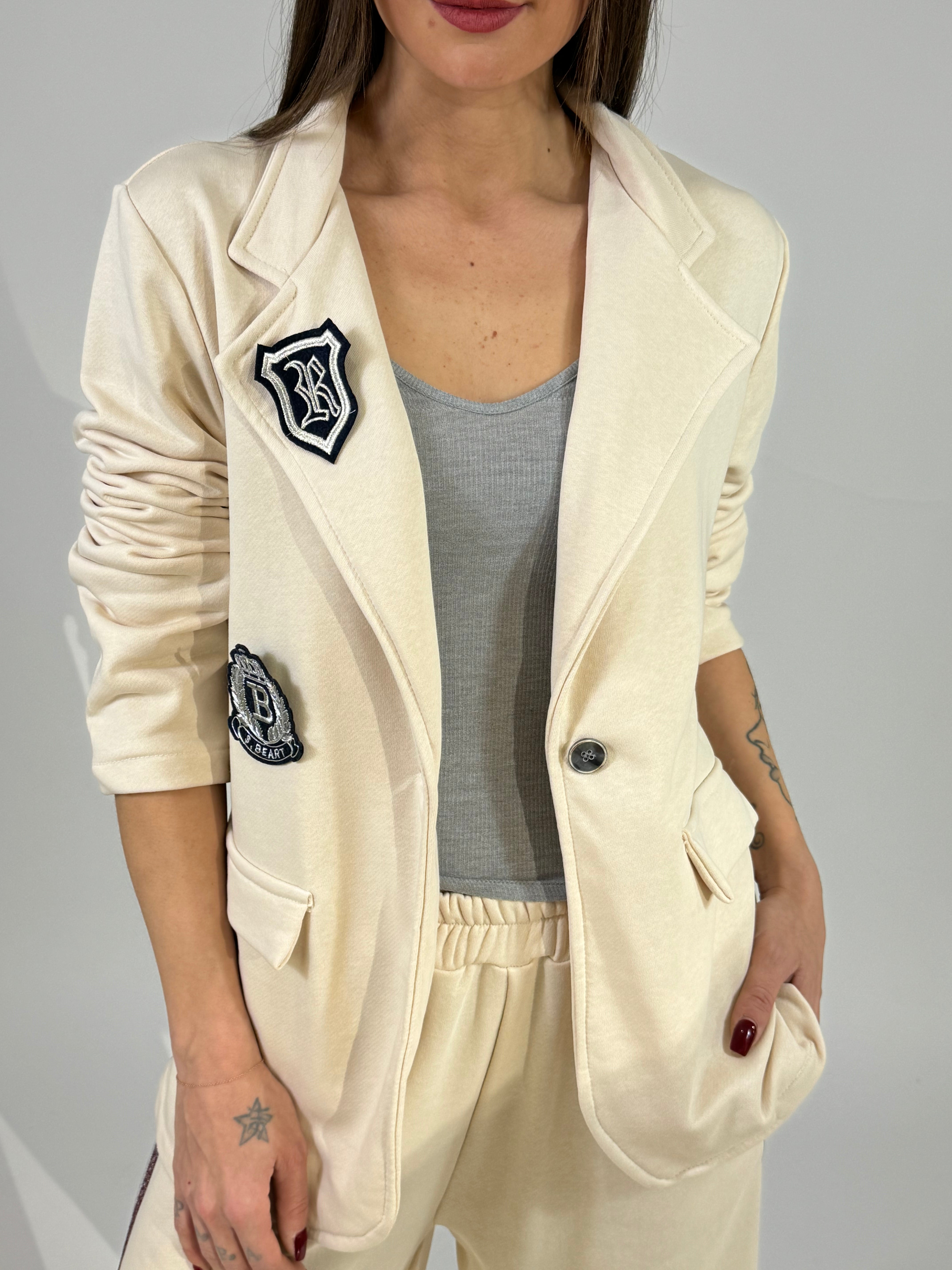 Giacca blazer garzata Kikisix con spille patch e banda laterale lurex