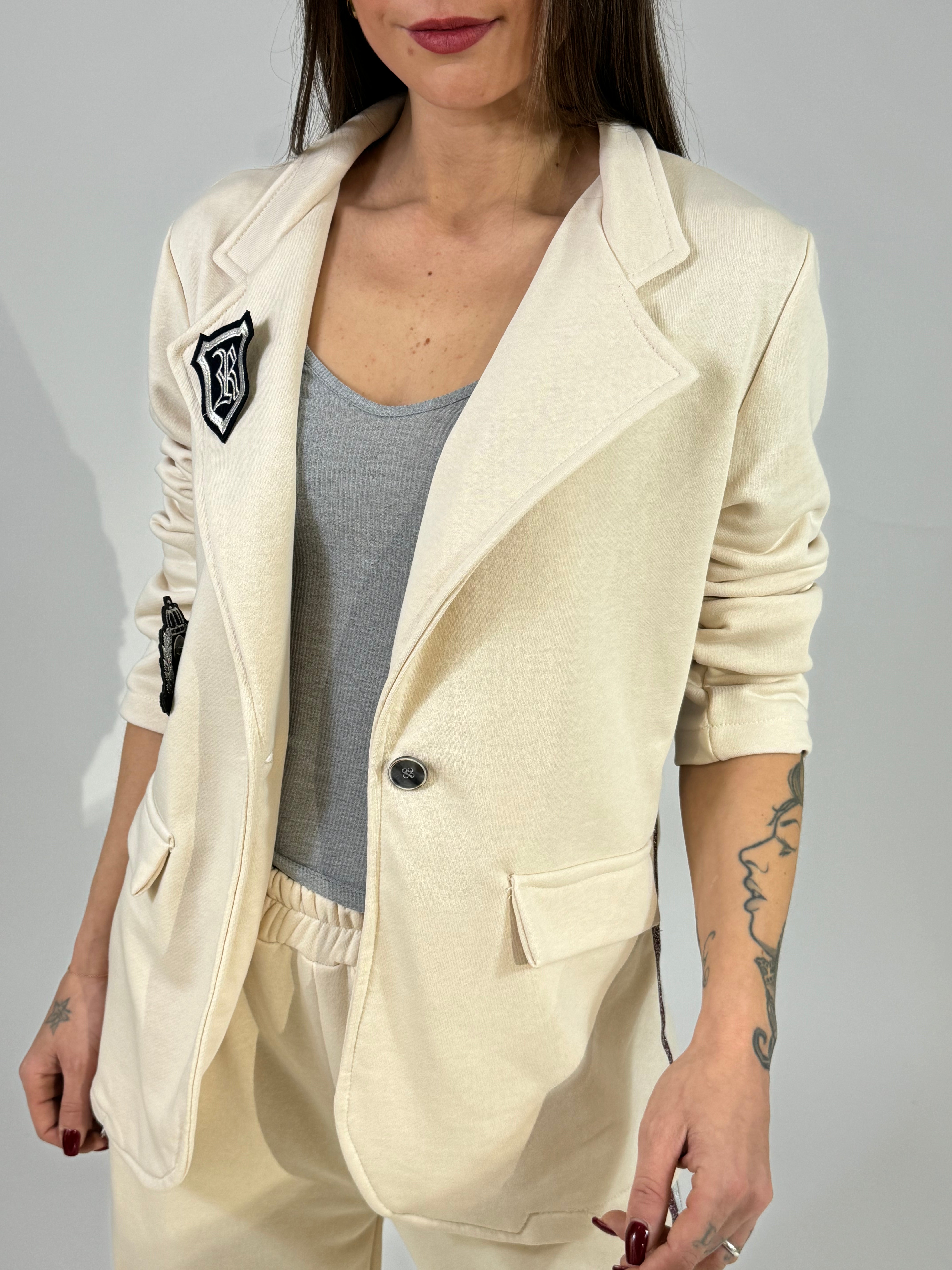 Giacca blazer garzata Kikisix con spille patch e banda laterale lurex