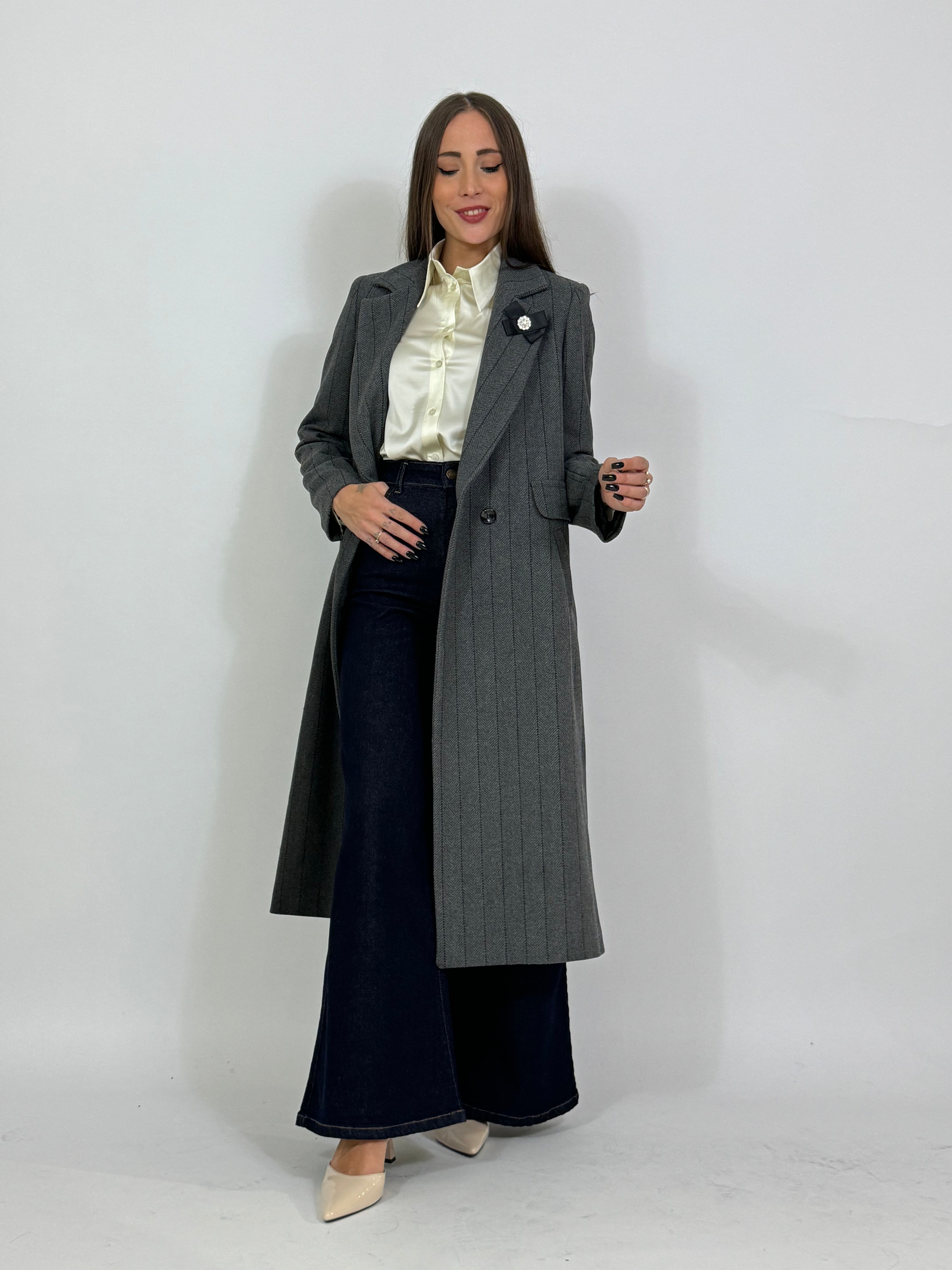 Cappotto doppiopetto lungo Susy Mix spinato gessato con spilla